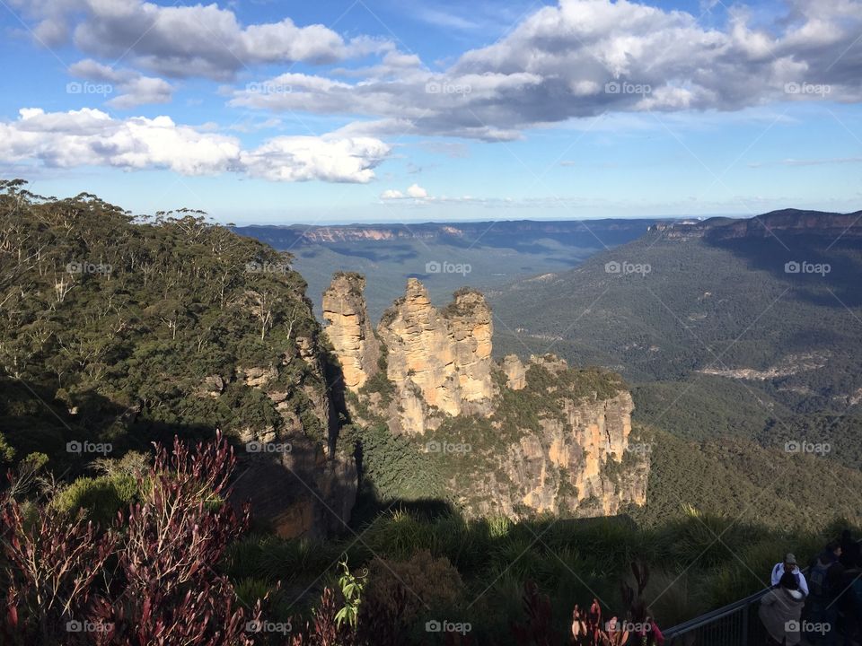 3 sisters in Blue Mountains has amazing land formations surrounded wonderfully luscious nature. 