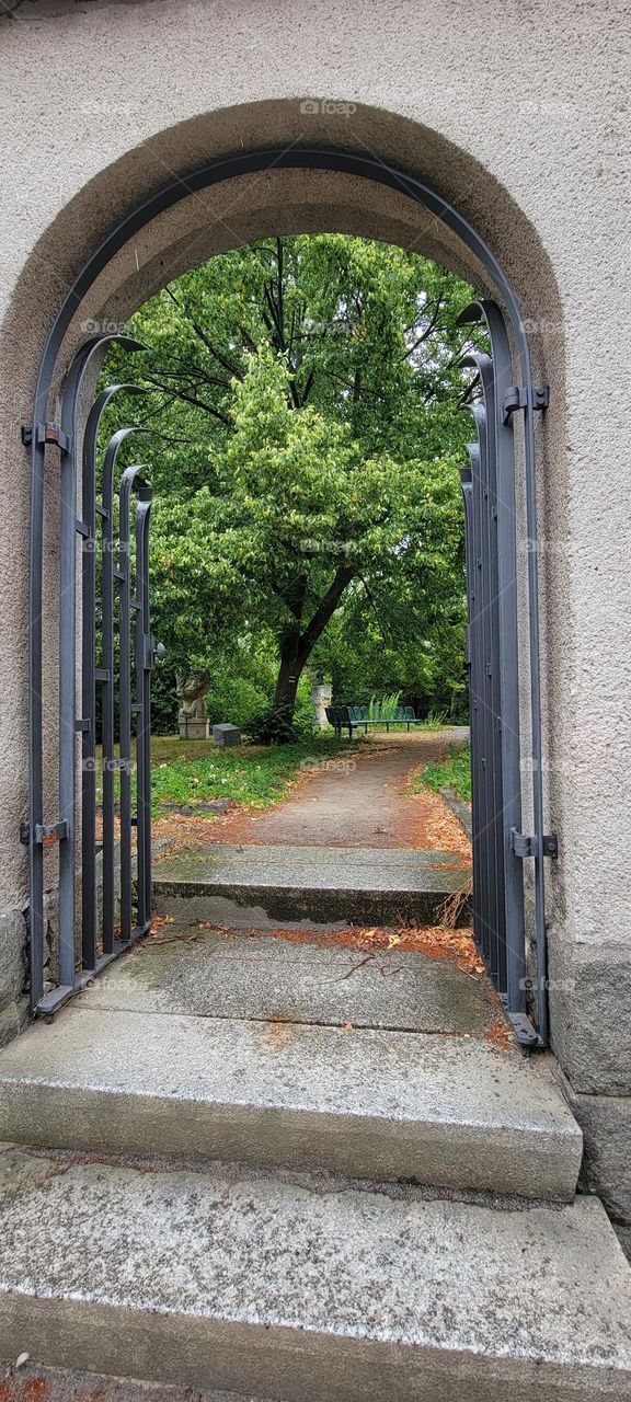 Gate