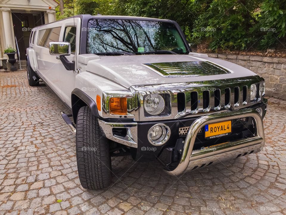 Hummer strech limousine.