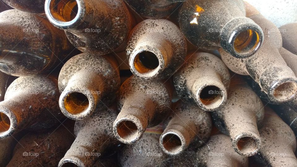 Poluição, garrafas empoeiradas.