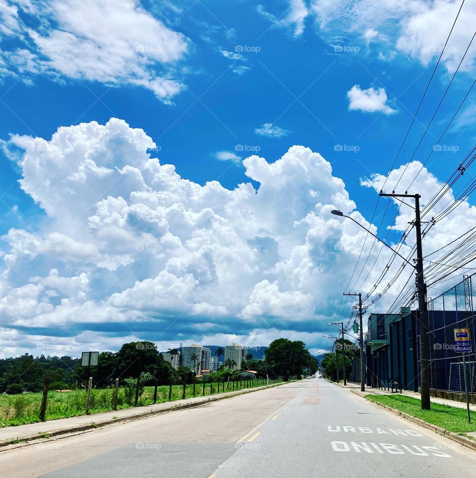 Esse trecho da Avenida Reynaldo Porcari, no Medeiros, é um dos meus preferidos! O “Retão”, como é conhecido, foi onde comecei a correr.

O azul daqui é mais bonito…