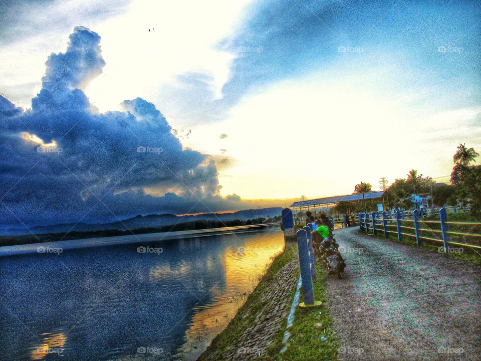 When the sun is in the west on the edge of the lake