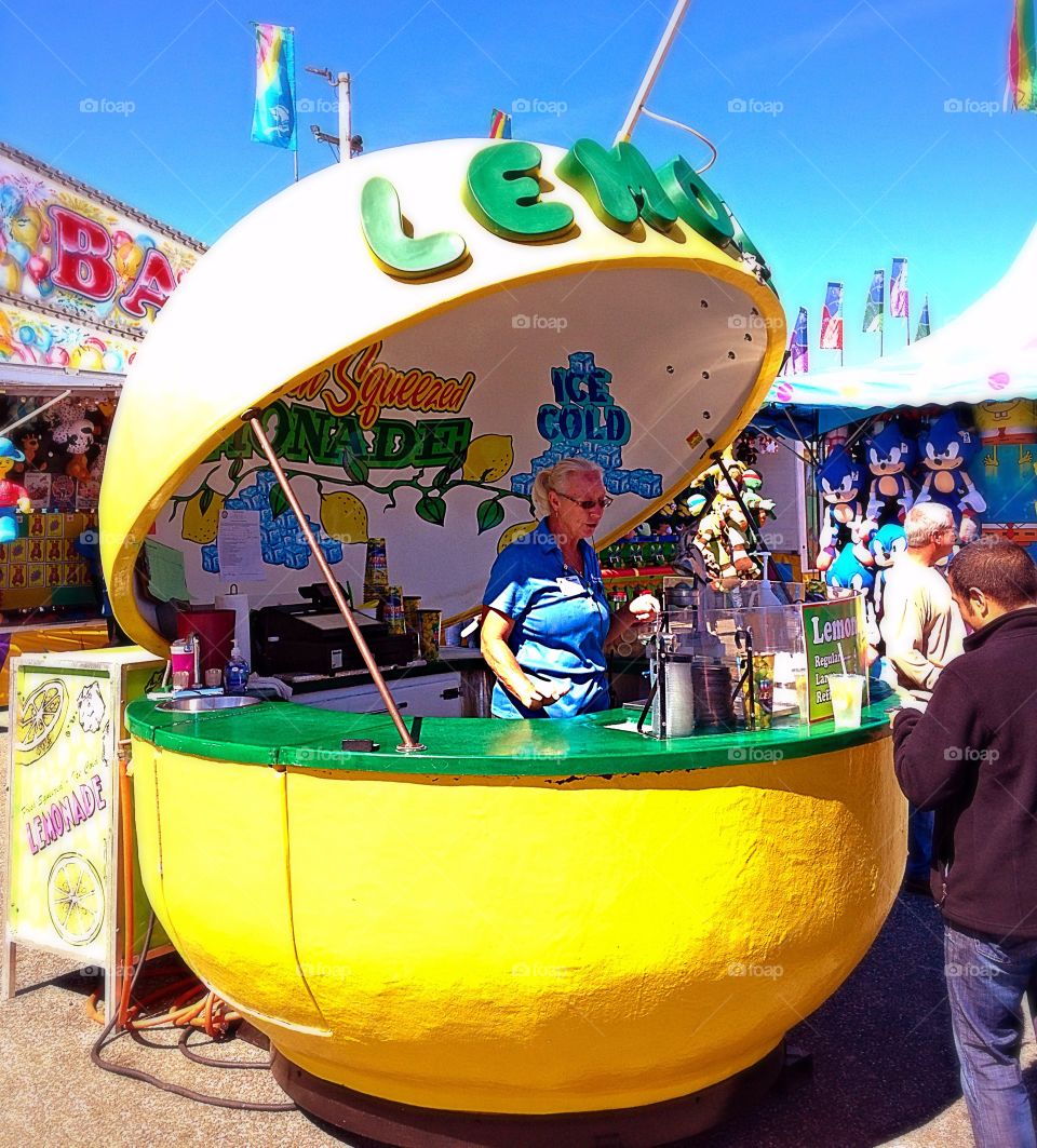 Living in a lemon.... Clever lemonade stand - yellow mission