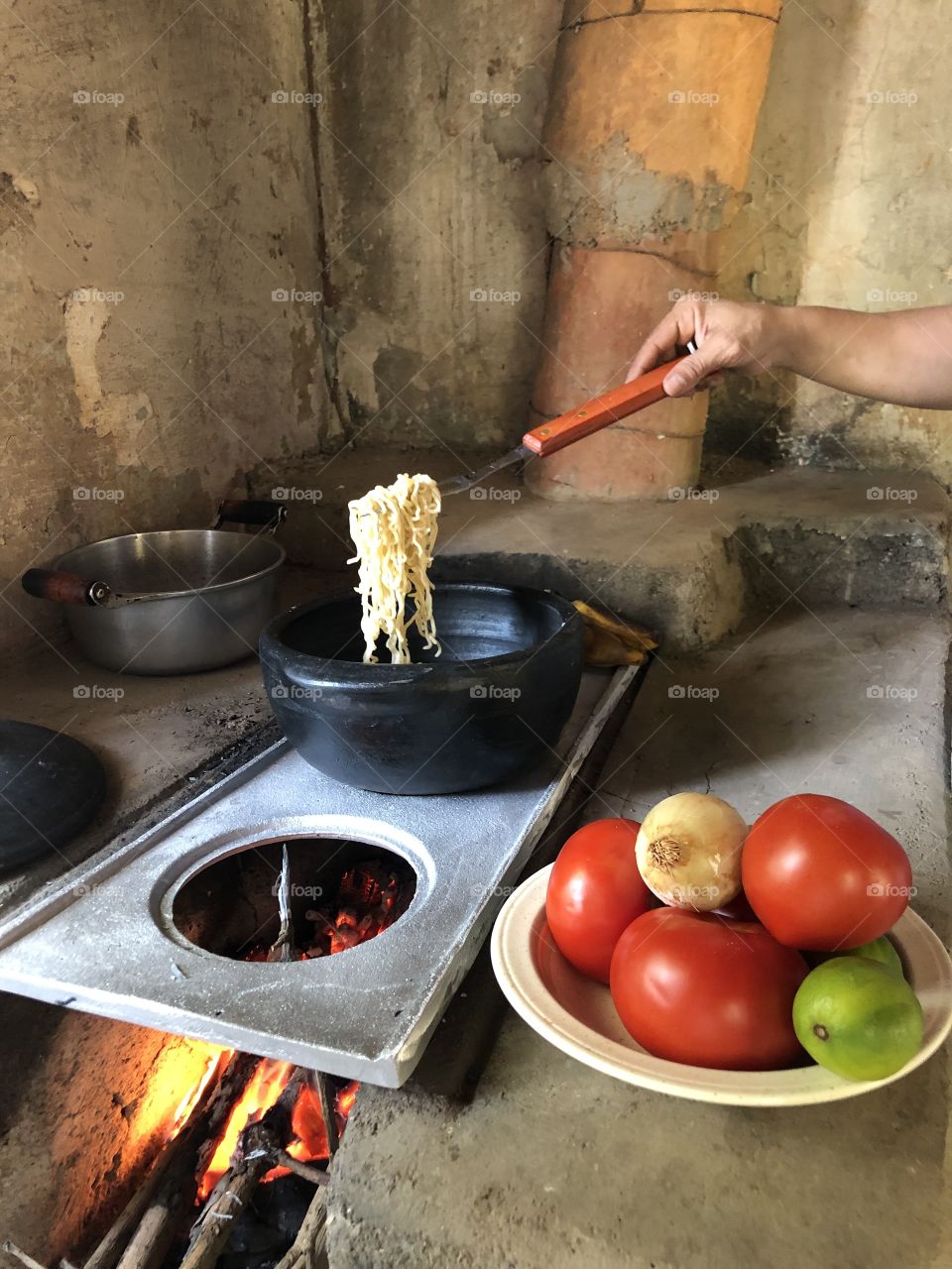 Macarronada no fogão a lenha. 