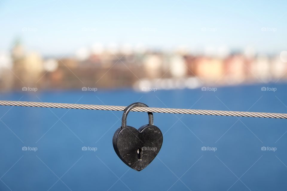 The  padlock
(love in the air)
