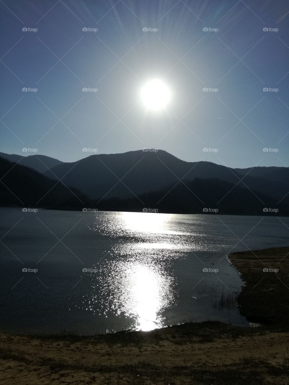 Sun on the lake. The end of the day