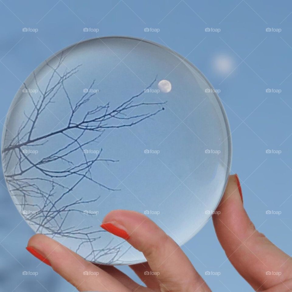 la luna en una bola de cristal