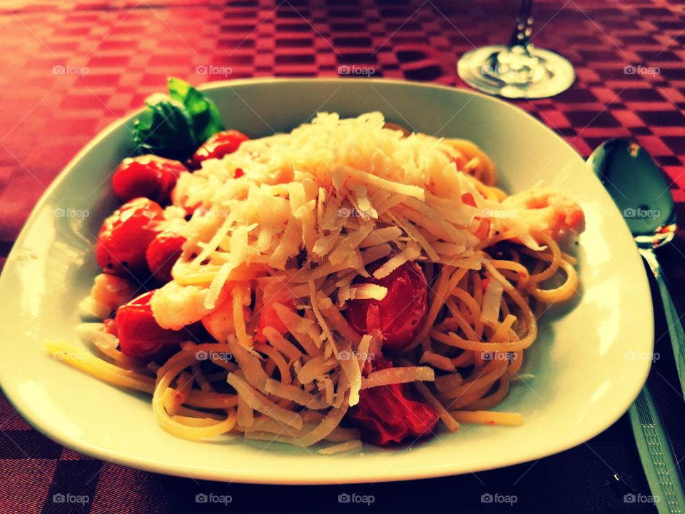 Spaghetti with tomatoes and crabs