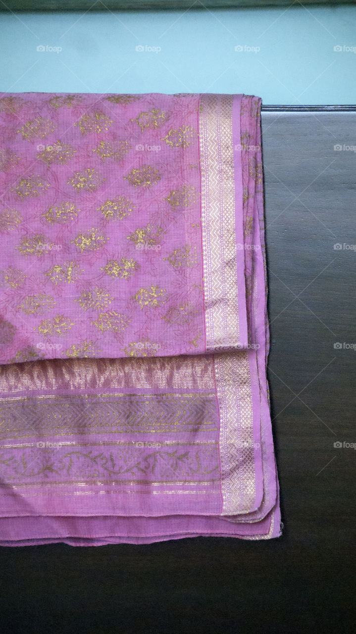 Pink and gold, subtleness and shine, a good combination.