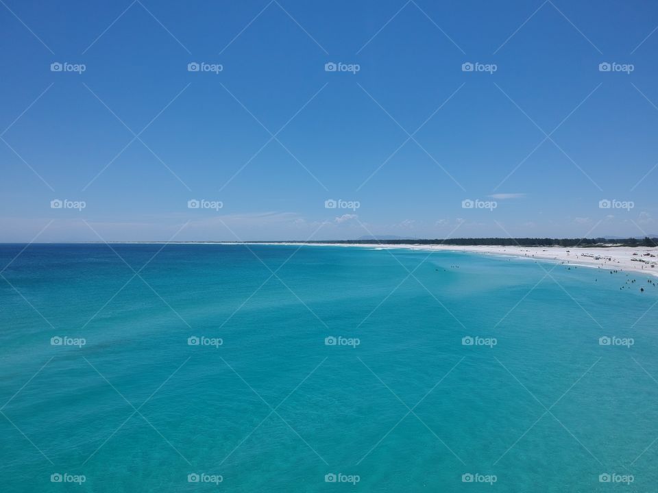 Paisagem aérea de Arraial do Cabo no Rio de Janeiro, Brasil. Lindo o azul do mar!