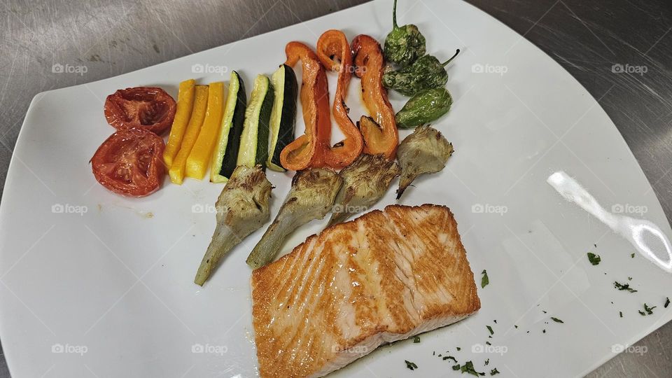 240 gramos de salmón a la plancha con verduras