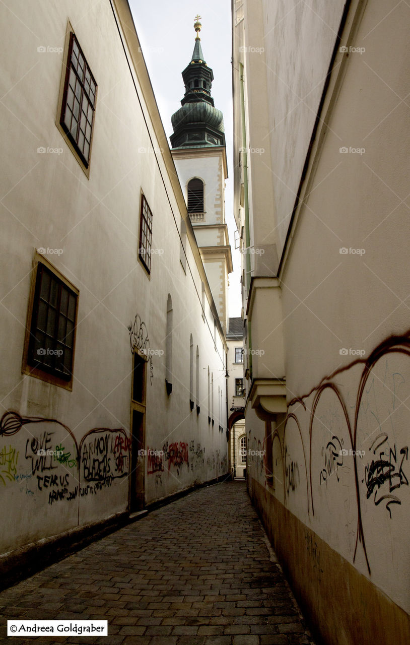narrow alley 