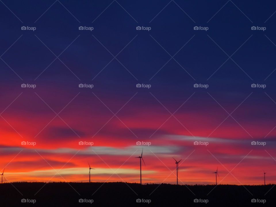 Beautiful skies and windmills.  A wonderful sight of nature and man who invented these wonderful windmills that help us produce El energy
