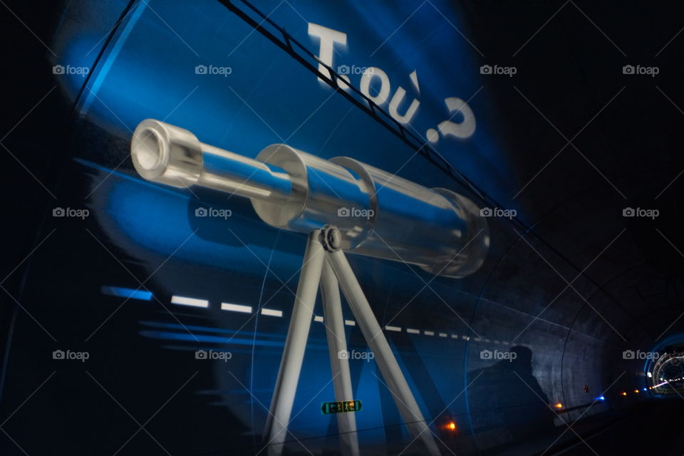 Télescope sous le tunnel de Croix-Rousse - anamorphose lors de la fête des Lumières en décembre 2013