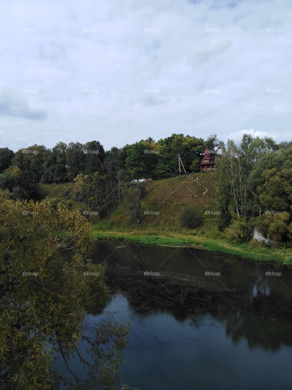 Холм у реки