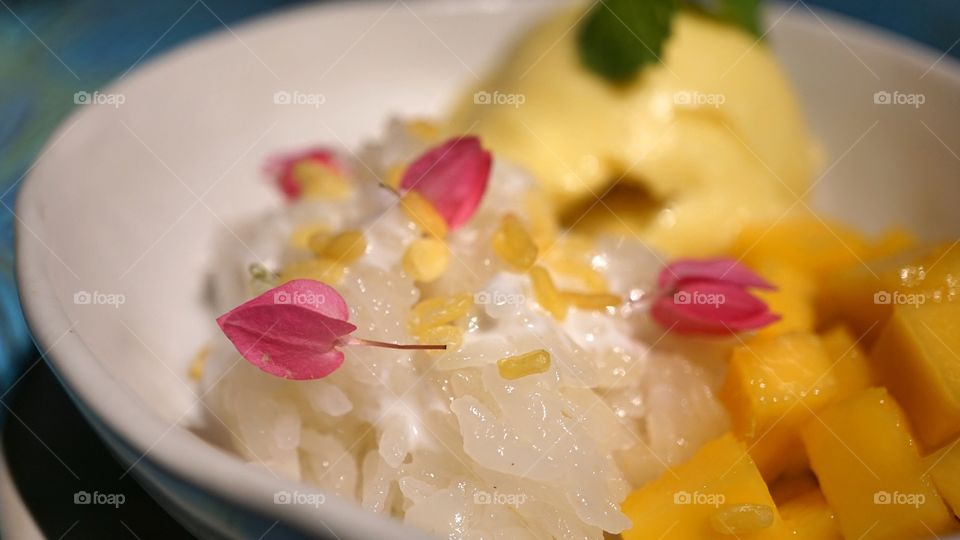 sweet mango with sticky rice
