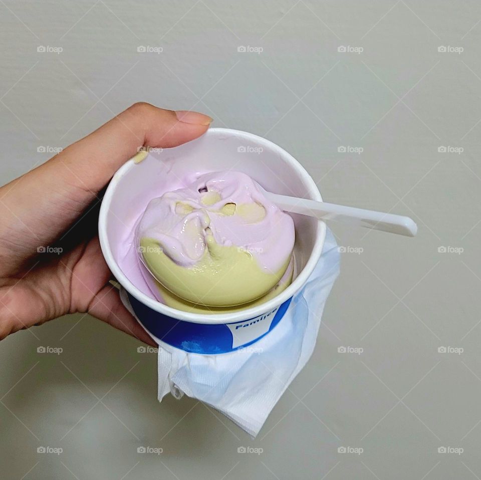 Lilac and light green two-color ice cream