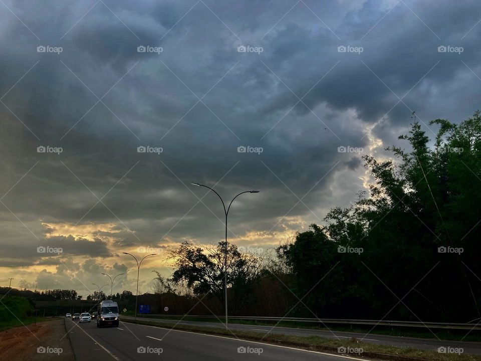 It turned into night!  At five in the afternoon, the sky closed. Better get home soon, because the rain is knocking at the door… / Virou noite! Às cinco da tarde, o céu fechou. Melhor chegar logo em casa, pois a chuva está batendo à porta…