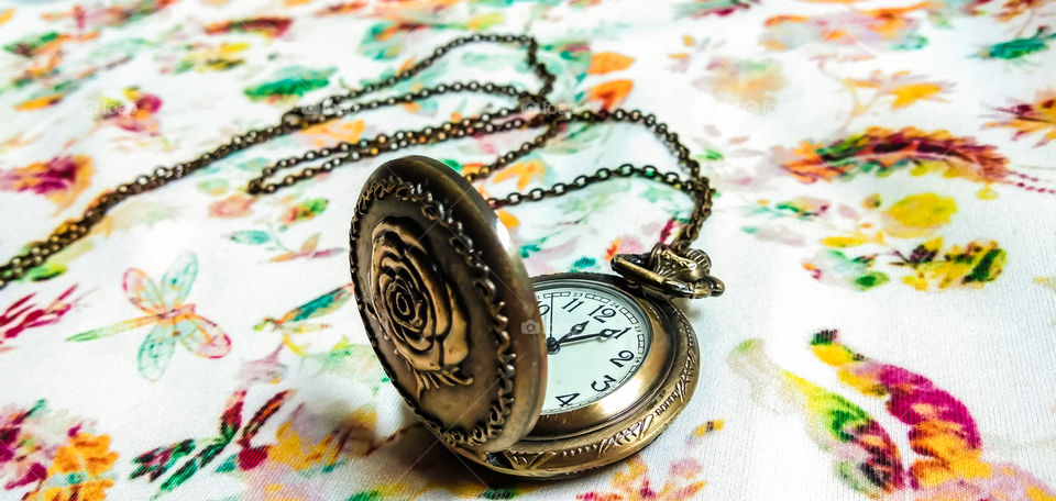 This a beautiful necklace clock