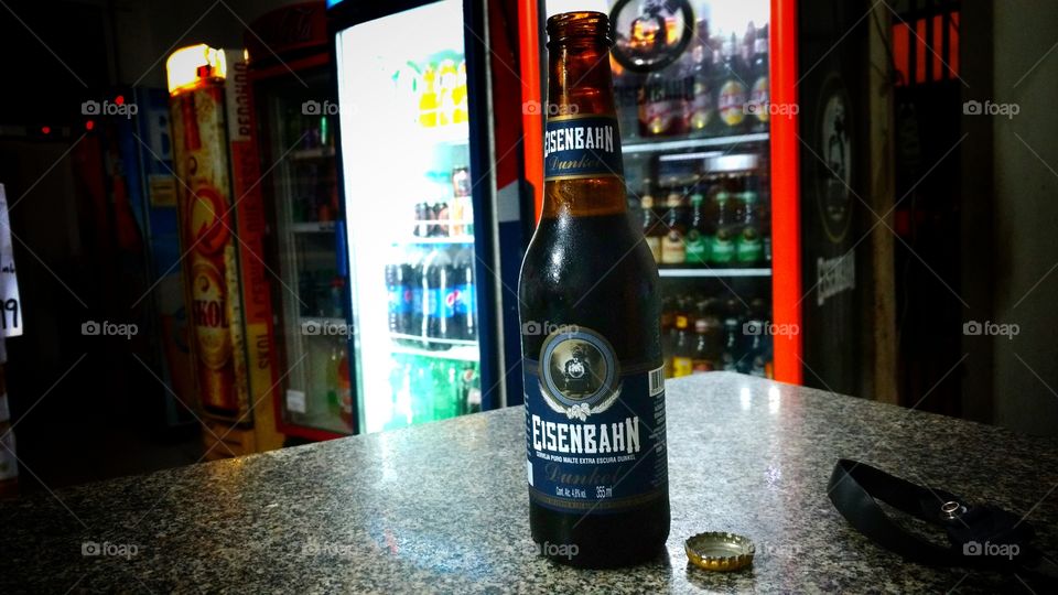 Bar noturno, conveniência. Cerveja escura long neck com 5 tipos de malte de cevada.
