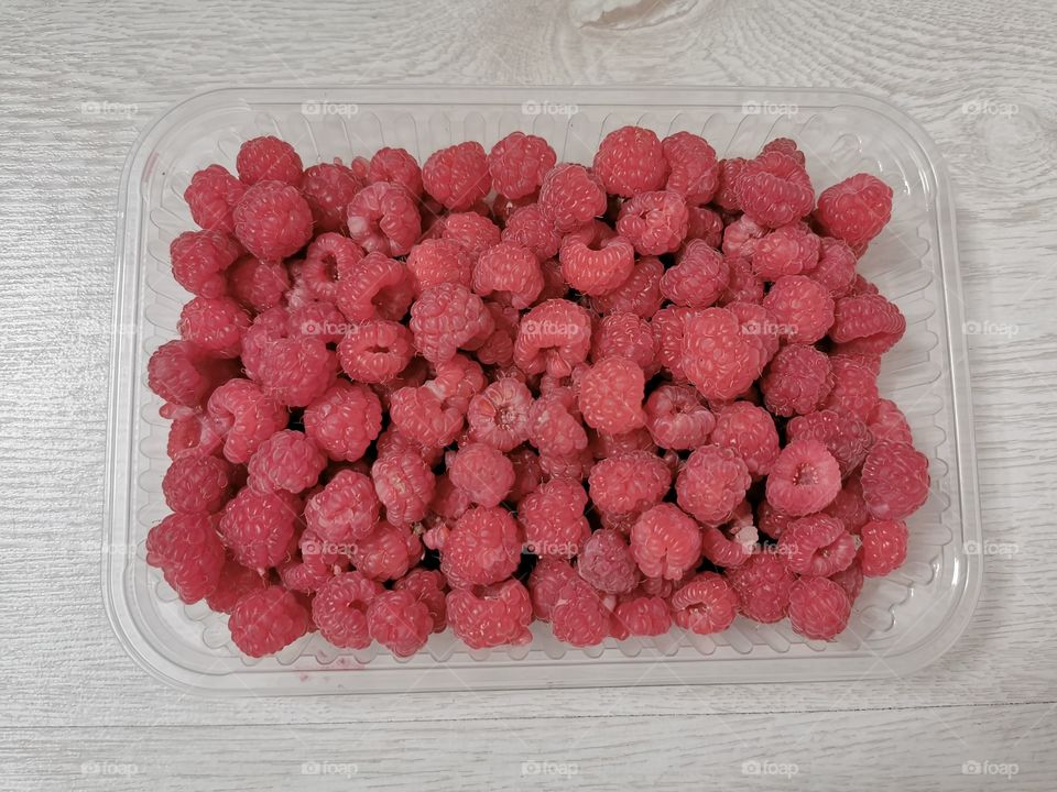 Fromboise berry hand happy view bio fresh yummy healthy Red raspberry nature eco vegan juicy fruits