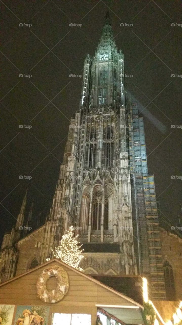 Ulmer Münster im Licht des Weihnachtsmarktes
