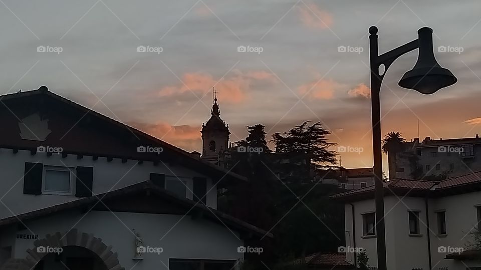 Atardecer sobre la iglesia
