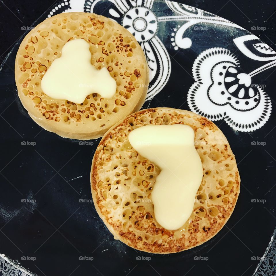 Buttery crumpets 