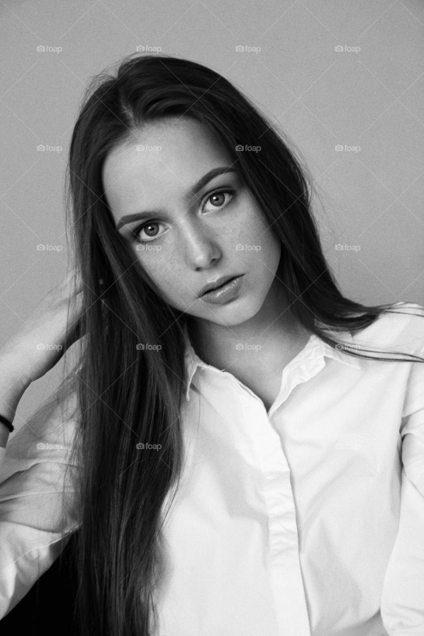 girl portrait black and white