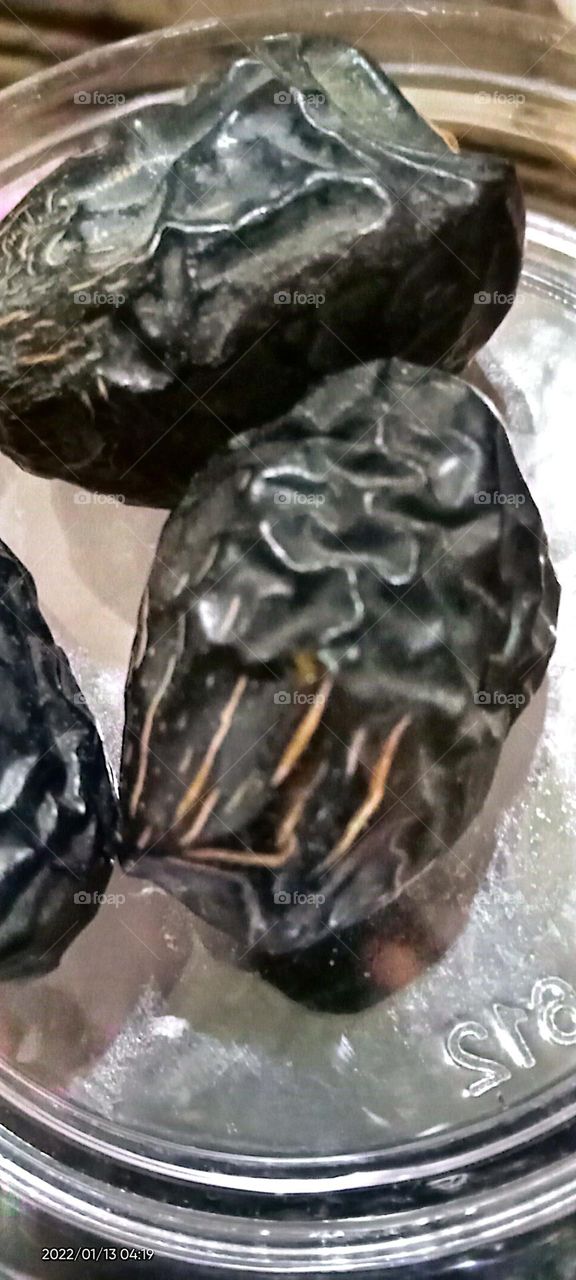 Photo or pictures about the fruit shape of ajwa dates or old prophet dates.