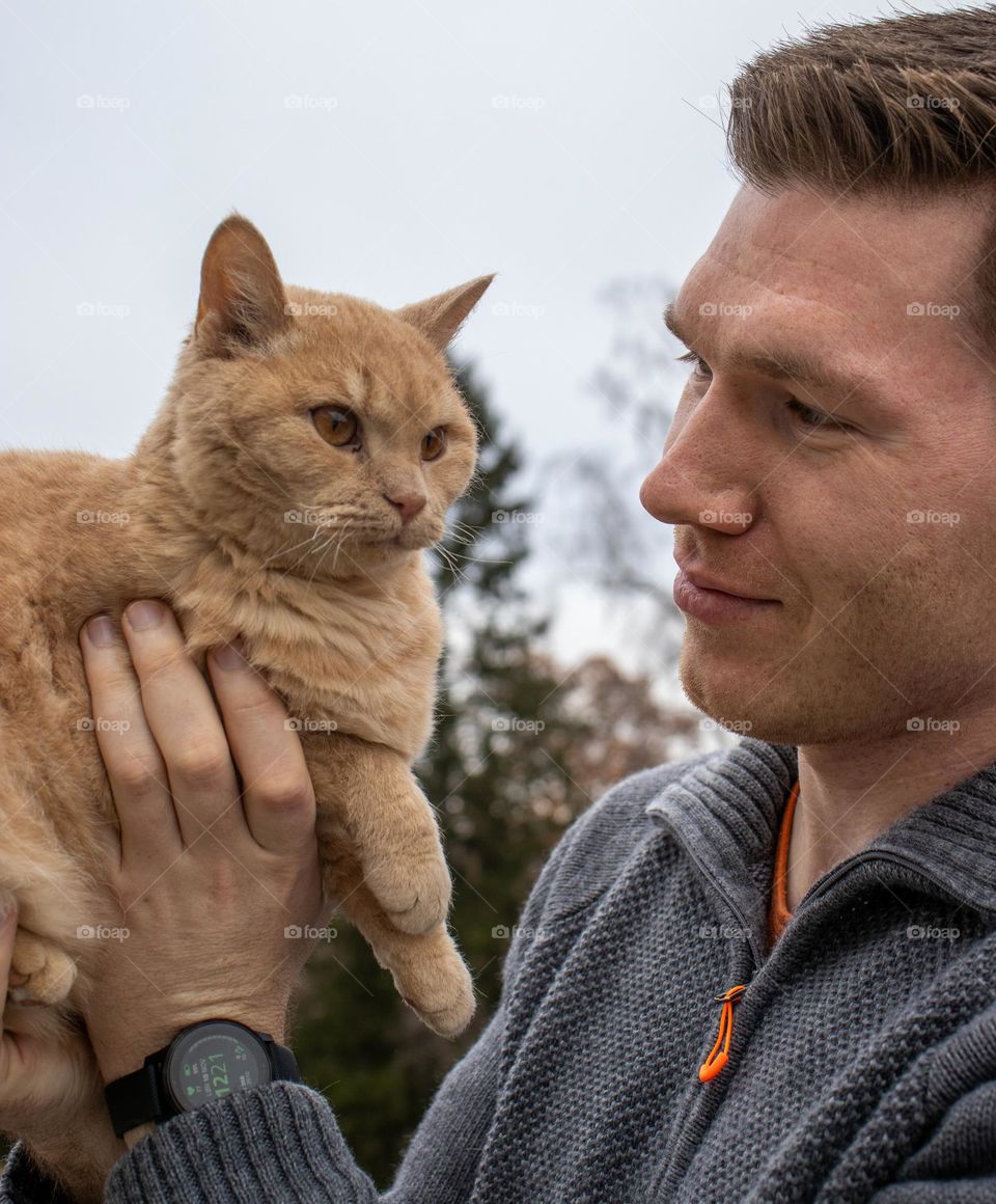 LUNA the cat and the human father.
THEY realy CARE for EACHOTHER. 🩷
But most og all Luna loves to be outside to play and have fun
