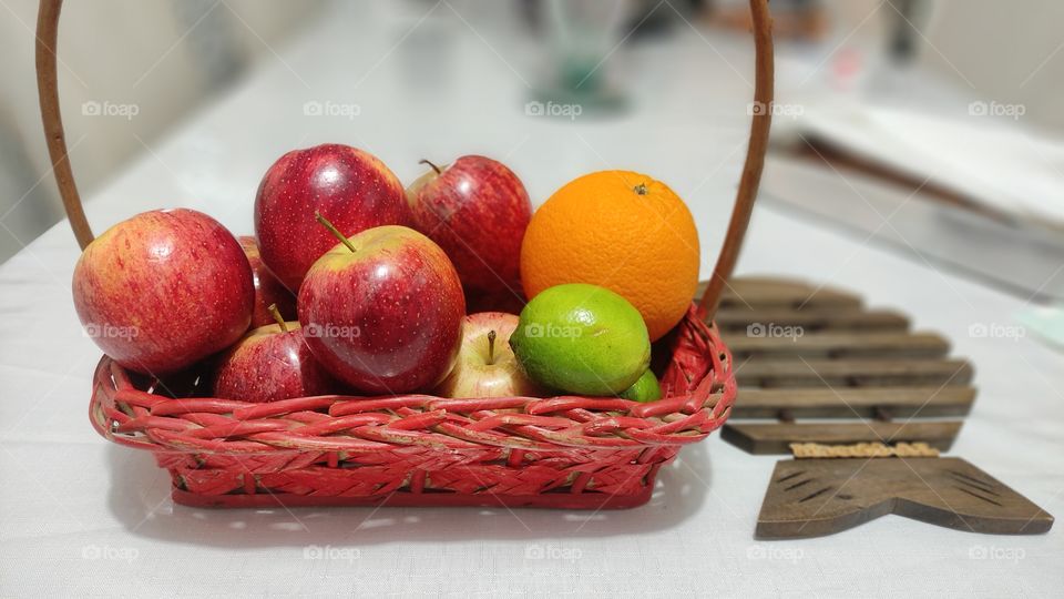 cesta com laranja e maçãs e limão