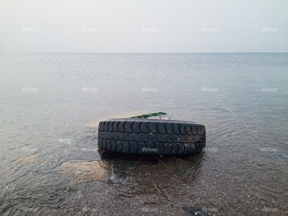 an abandonned tire used as hitch for small boats