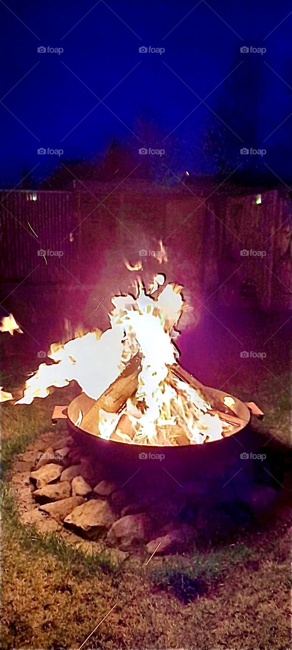 Another beautiful impression from “New Year’s Eve 2023” ushering in the new year with not only vivacious intense fireworks but also bonfires in round fire bowls in a garden. Hypnotic Productions