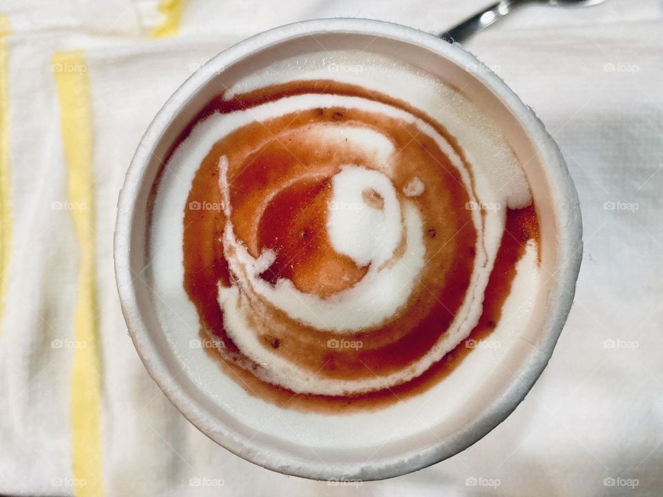 Vanilla ice cream with raspberry sauce 