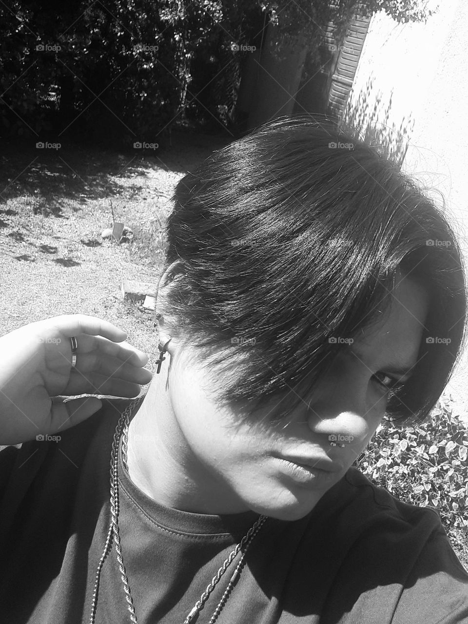 cabello corto en blanco y negro