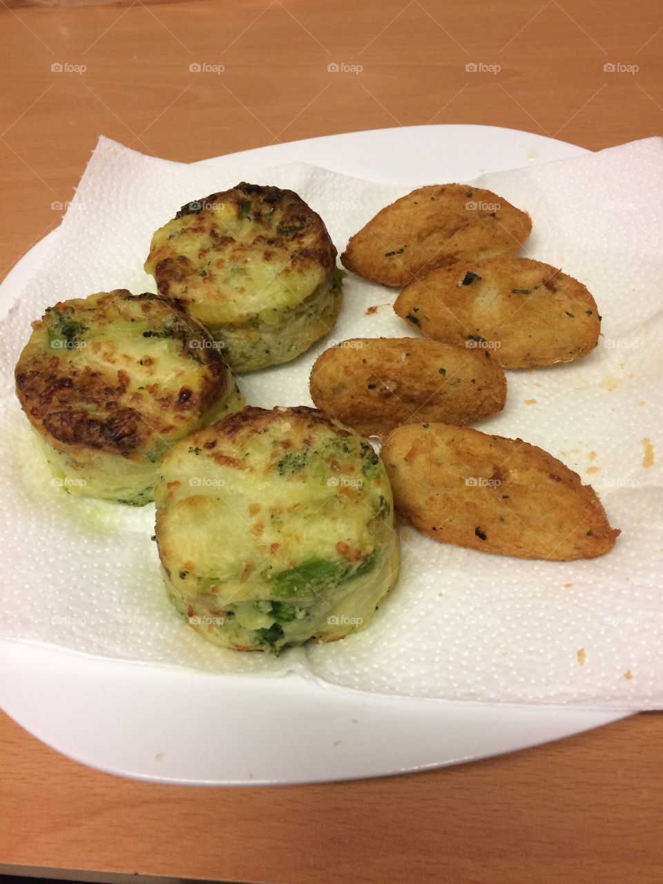 Pasteis de bacalhau e batatas com legumes 🥒 