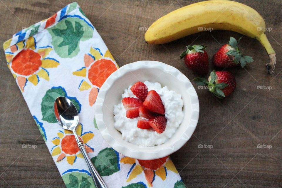 Berries and cottage cheese