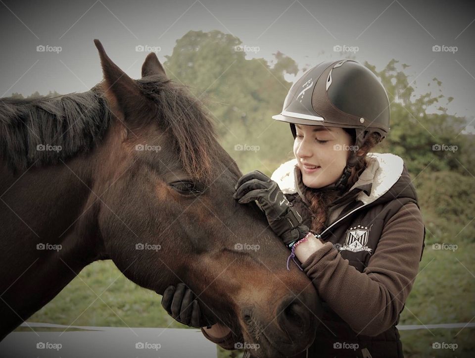 Shoot of the complicity and friendship between a girl and her mare 