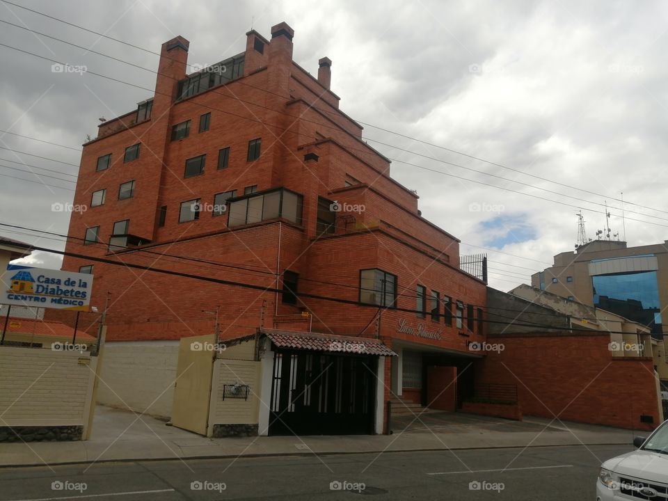 Edificio de ladrillo visto