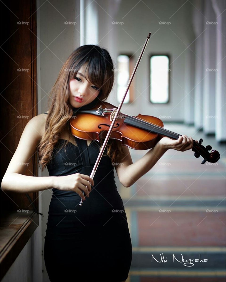 violin and the beauty