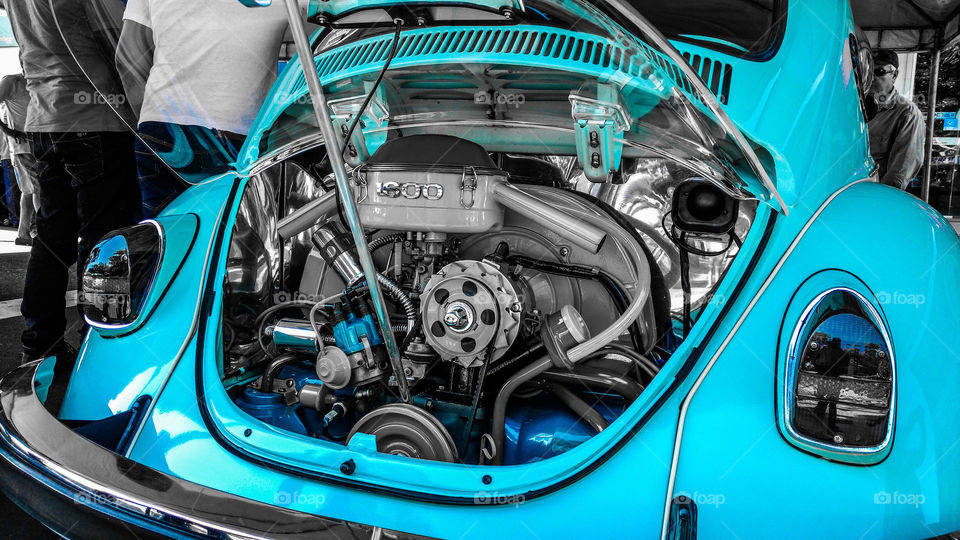 Motor, parte traseira de um Fusca tuning. Cor relevante em destaque, a edição da imagem esta  em preto e branco.