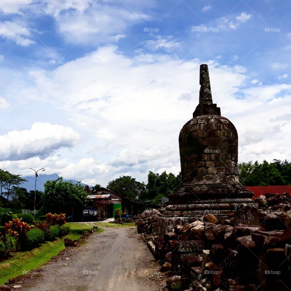 Candi Plaosan adalah sebutan untuk kompleks percandian yang terletak di DukuhPlaosan, Desa Bugisan, KecamatanPrambanan, Kabupaten Klaten, Provinsi Jawa Tengah, Indonesia.