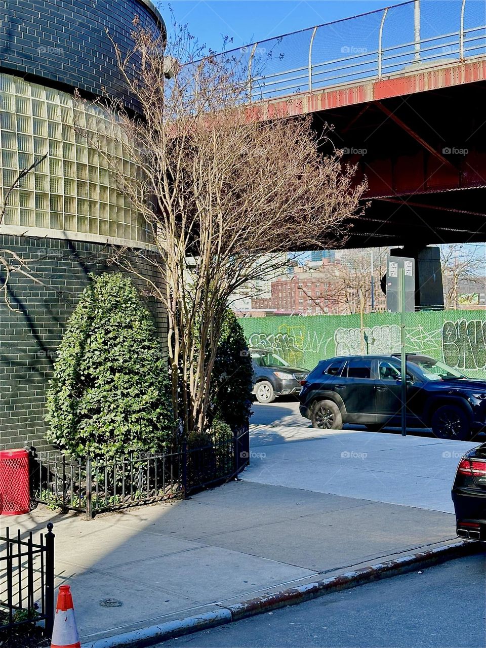 This is the end of „Box Street“ in „Greenpoint“, Brooklyn. The ultramodern building with the glass bricks is the „BOX HOUSE HOTEL“, a very large popular guesthouse that sometimes has concerts and rooftop parties. 2024. Hypnotic Productions