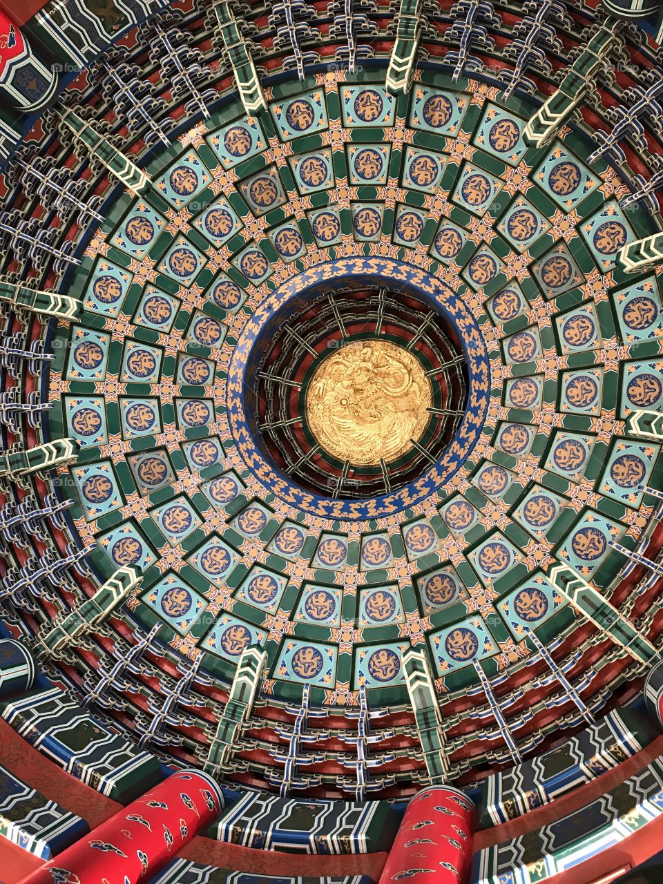 Ceiling with Asian decor with many lines and shapes 