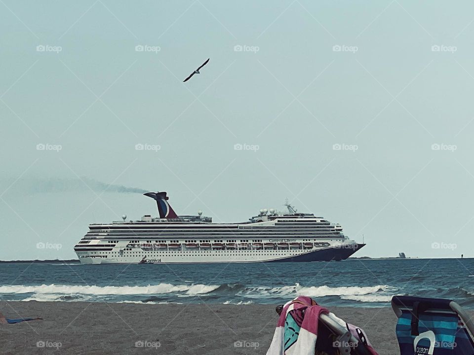 Cruise ship leaving port to reach the ends of the horizon 
