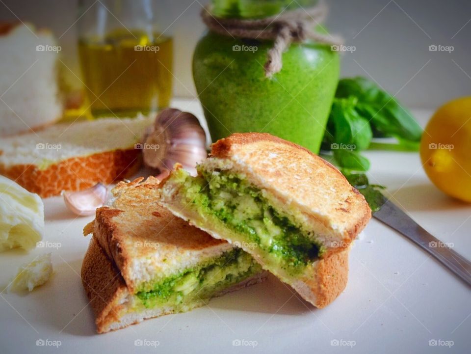 Mozzarella and pesto grilled sandwich 