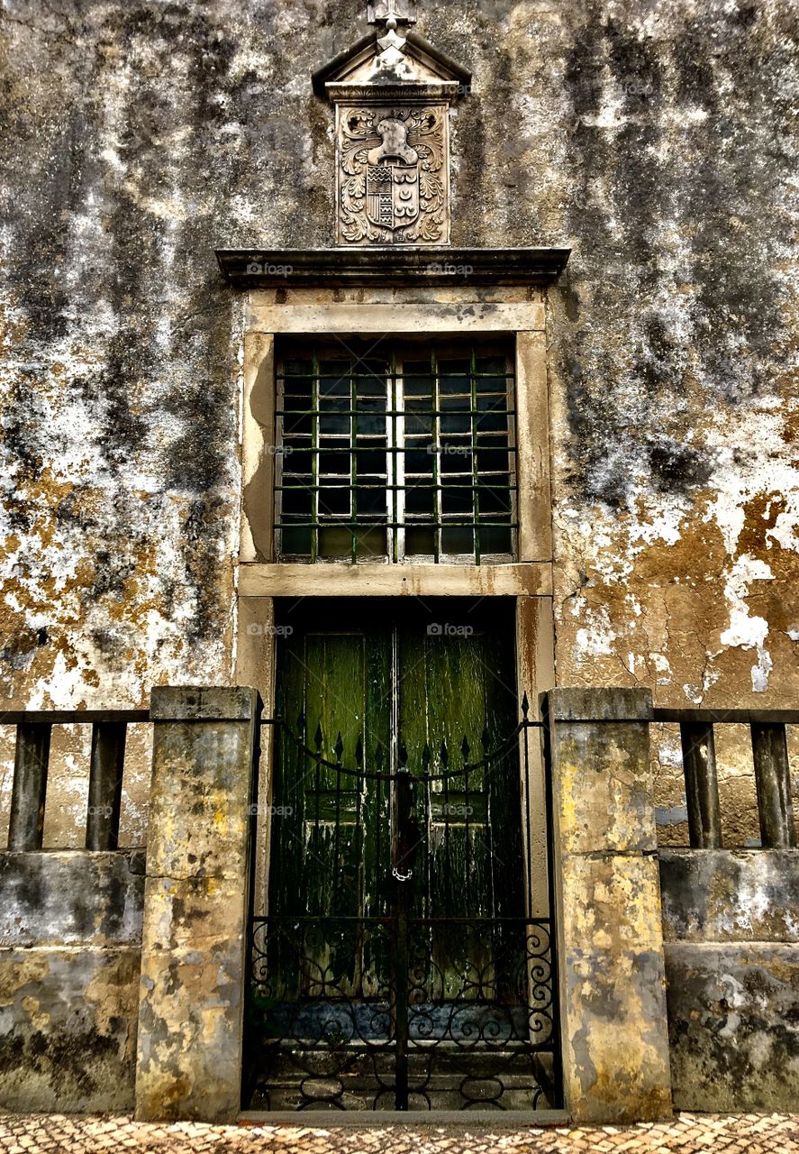 Entrance to an old, abandoned building in Aveiro, Portugal 