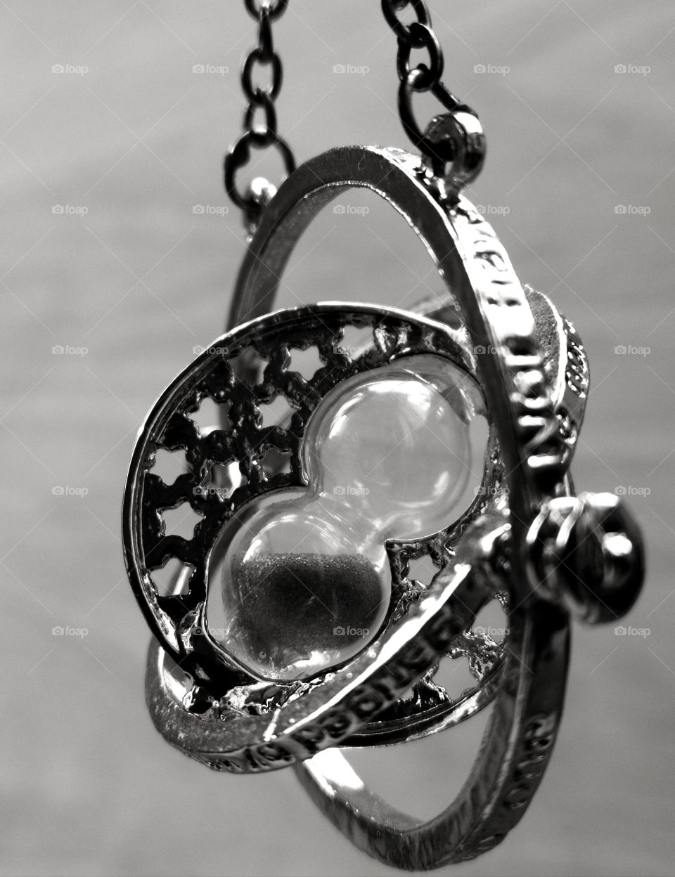 Hourglass in a female pendant.  "The Flywheel of Time" from the movie "Harry Potter and the Prisoner of Abakan"