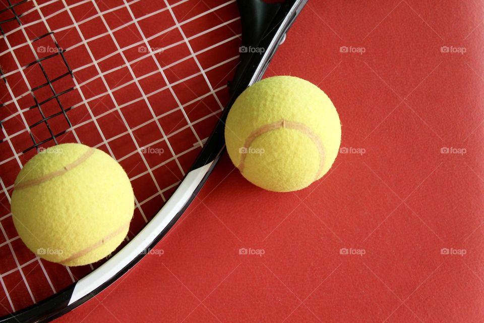 racket and tennis balls on red background